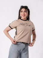 تيشيرت نيويورك بكتابة مائلة وخطوط جانبية - A500 - بيج